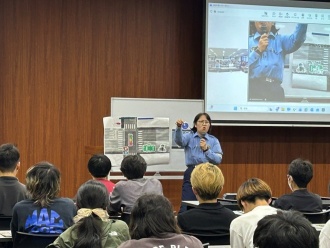 戸畑警察署交通課による自転車マナーの講義の様子
