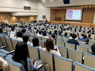 飯塚キャンパス500人講義室での直前ガイダンス