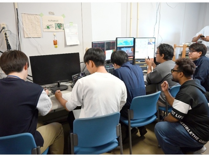 九州工業大学での初期運用確認の様子