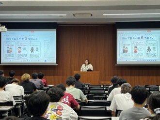 戸畑警察署生活安全課による闇バイトなどの講義の様子