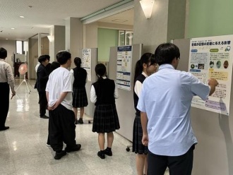 自由ケ丘高等学校の生徒によるポスターでのプレゼンテーション