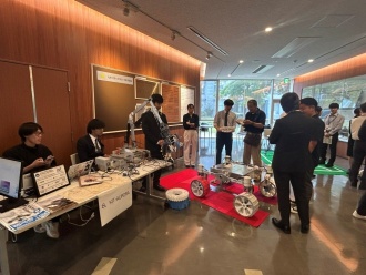 プロジェクトのブースを見学する参加者