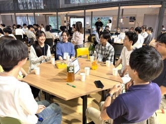 テーマについてグループで考える様子