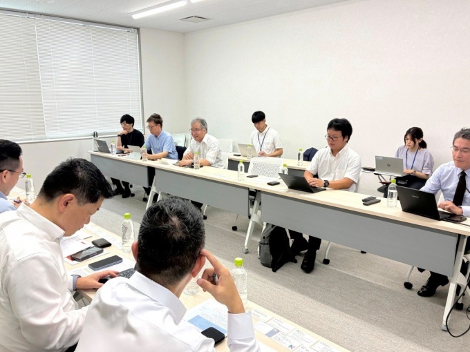 説明を行う安永学長(奥の左から3人目)