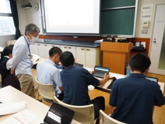 山本邦雄助教による体験学習の様子1