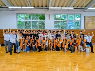 明専寮OBとの集合写真