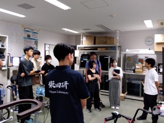 説明に真剣に耳を傾ける様子