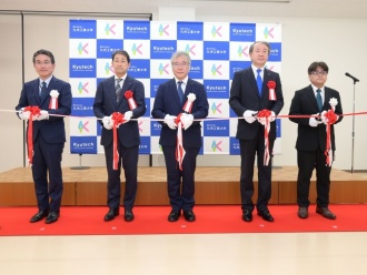 (左から)坂本 比呂志理事、長木 哲朗氏(トヨタ自動車九州 代表取締役社長)、安永 卓生学長、武井 政一氏(飯塚市 市長)、宮野 英次情報工学研究院長