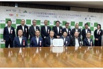 (写真前列左から)福岡県議会 吉田浩一農林水産委員会委員長、福岡県農業協同組合中央会 乗富幸雄会長、九州大学 石橋達朗総長、福岡県　服部県知事、株式会社安川電機 松浦英典副本部長、全国農業協同組合連合会福岡県本部 栁健二県本部長 (写真後列左から)福岡県教育委員会 寺崎雅巳教育長、久留米工業大学 日野伸一学長、九州工業大学 安永卓生学長、福岡八女農業協同組合 野中公彦代表理事組合長、株式会社西部技研 井上宏志開発本部長、株式会社welzo 金尾佳文代表取締役社長、株式会社アグリス 中村裕之代表取締役、株式