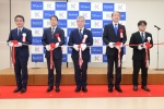 (左から)坂本 比呂志理事、長木 哲朗氏(トヨタ自動車九州 代表取締役社長)、安永 卓生学長、武井 政一氏(飯塚市 市長)、宮野 英次情報工学研究院長