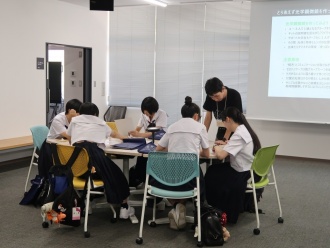 研究室体験で顕微鏡を製作する様子