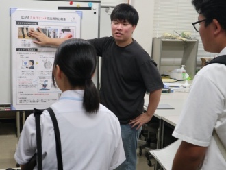 研究室見学の様子(情報工学部)