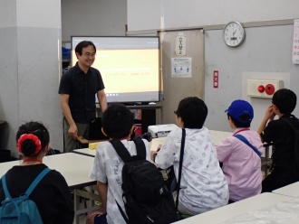  「音が響く力で物体を浮かせてみよう」の様子