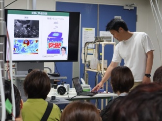 研究室見学「マイクロ・ナノ熱工学研究室」の様子(佐賀県立伊万里高等学校)