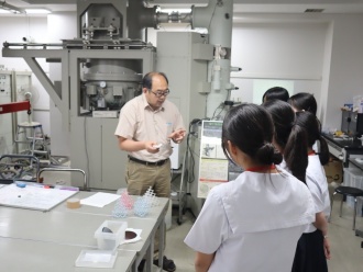 研究室見学「材料工学体験ツアー」の様子1(筑紫女学園高等学校)