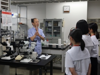 研究室見学「材料工学体験ツアー」の様子2(筑紫女学園高等学校)