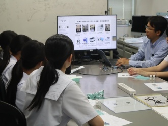研究室見学「理系女子のためのケミカルLABO」の様子1(筑紫女学園高等学校)