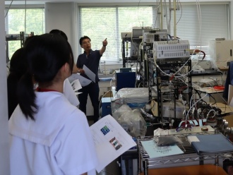 研究室見学「理系女子のためのケミカルLABO」の様子2(筑紫女学園高等学校)
