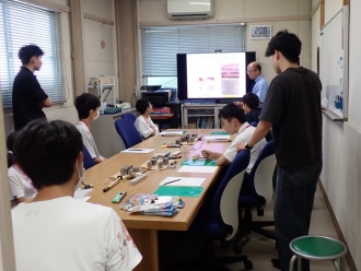  「金属のスタンプでオリジナルフォルダを作ろう」の様子