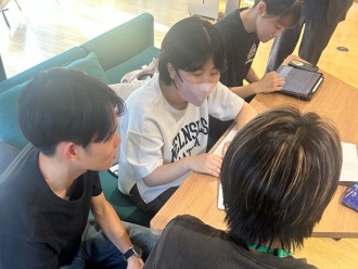 個別相談に対応する様子