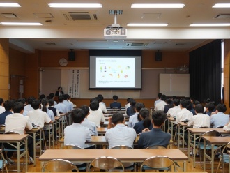 松岡結准教授による講演の様子1