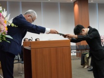 安永学長による学位記授与