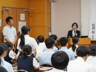 松岡結准教授による講演の様子2