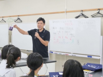 実験の説明をする平順一准教授