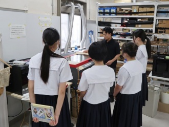 ものつくり工房を見学する生徒たち