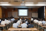 松岡結准教授による講演の様子1