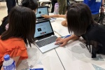 アプリで錯覚を体験する様子