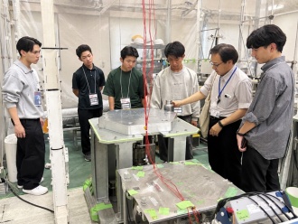 衛星の開発・試験現場を見学