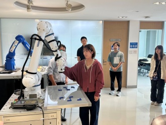 産業ロボットを学ぶ様子