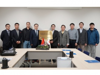 Group photo of the joint laboratory signboard installation ceremony