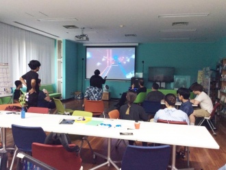 Students were absorbed in "Beat Saber"