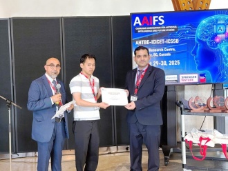 Mr. Fujita receiving the Best Paper Award (center)