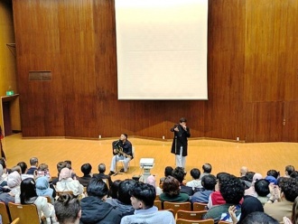 A performance by international student from Wakamatsu campus.