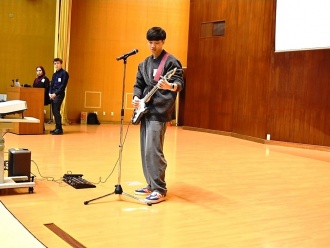 A performance by international student from Tobata campus.