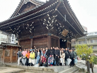 A group photo was taken at the tower gate of Kushida Shrine.