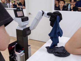 HSR folding laundry